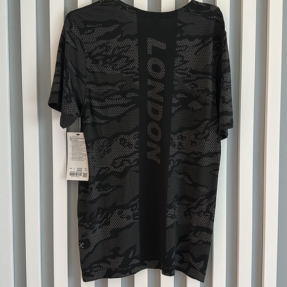 Lululemon Metal Vent Breathe Short Sleeve City Edition
London size Large NWT - Picture 2 of 7